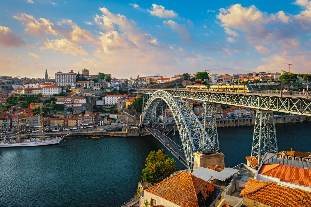 A Ponte Dom Luís I sobre o rio Douro vista do Jardim do Morro, com vista para o Porto