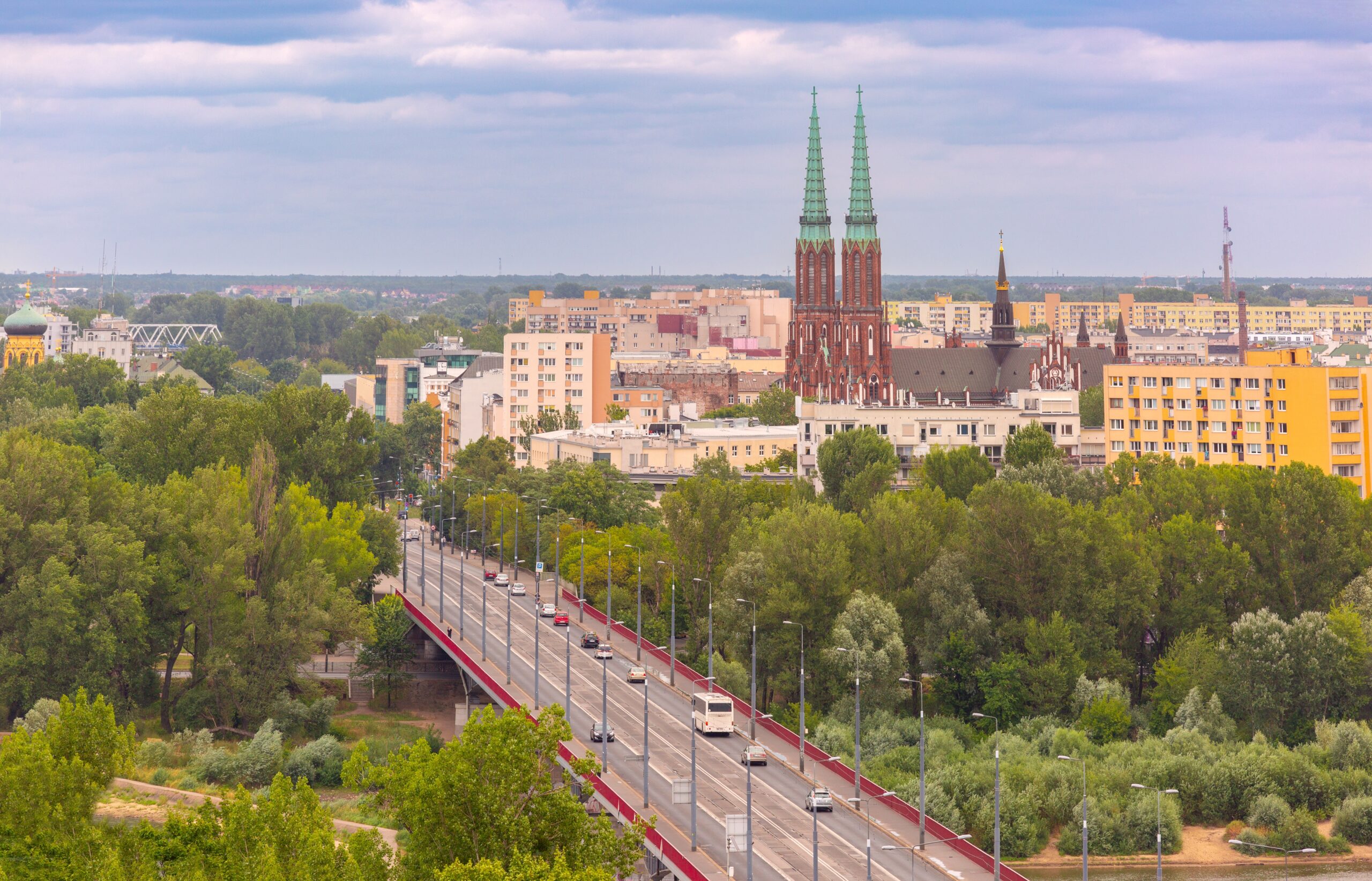 Uma ponte em direção a Praga, em Varsóvia, com a Catedral de São Miguel e São Floriano