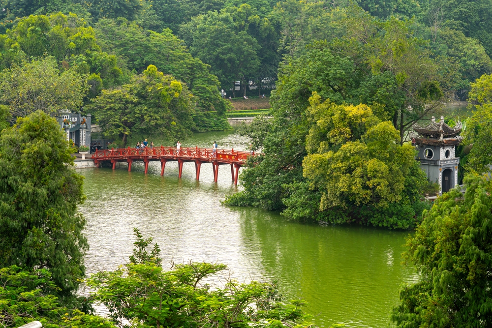 A ponte vermelha The Huc sobre o Lago Hoan Kiem, em Hanói
