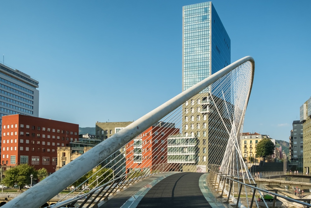 A ponte Zubizuri sobre o rio Nervión, em Campo Volantín, Bilbao, vista do alto
