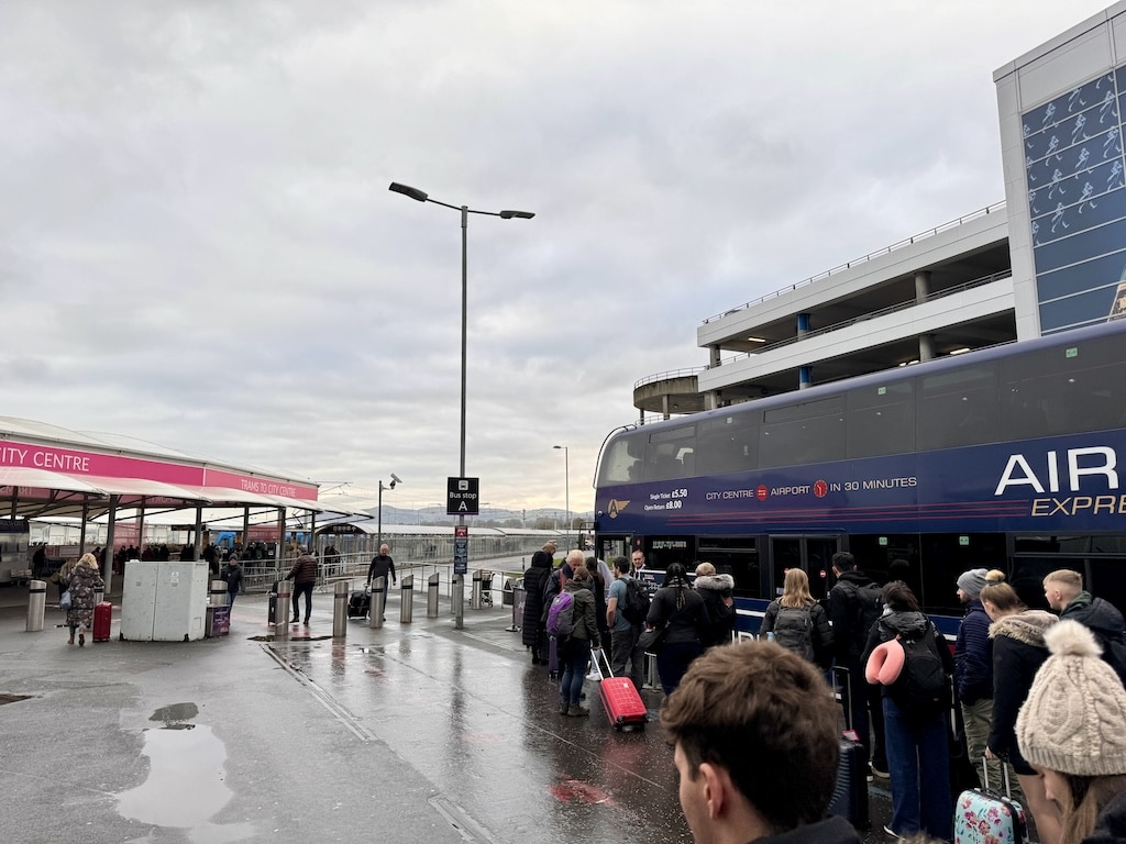 Ponto A do ônibus Airlink Express no aeroporto de Edimburgo