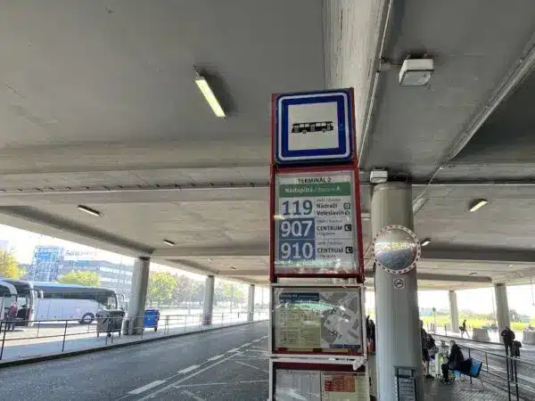 Ponto de ônibus no Aeroporto de Praga