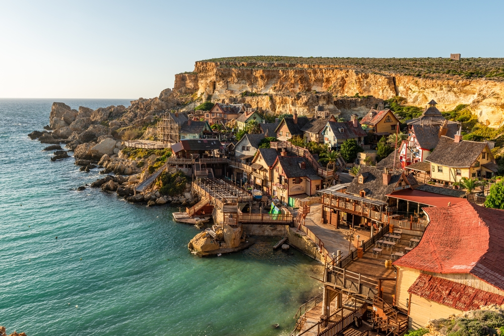 Popeye Village na Anchor Bay, em Mellieħa, Malta