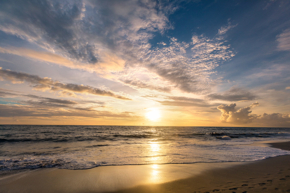 Pôr do sol sobre a praia de Batu Bolong, em Canggu, Bali