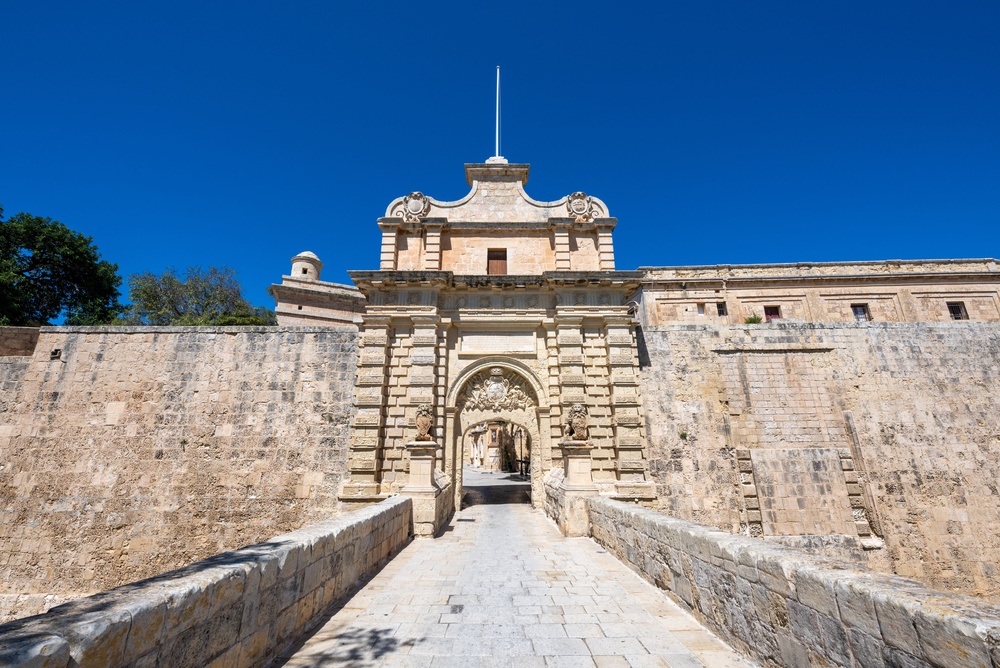 O Portão de Mdina e as muralhas da cidade de Mdina em Malta