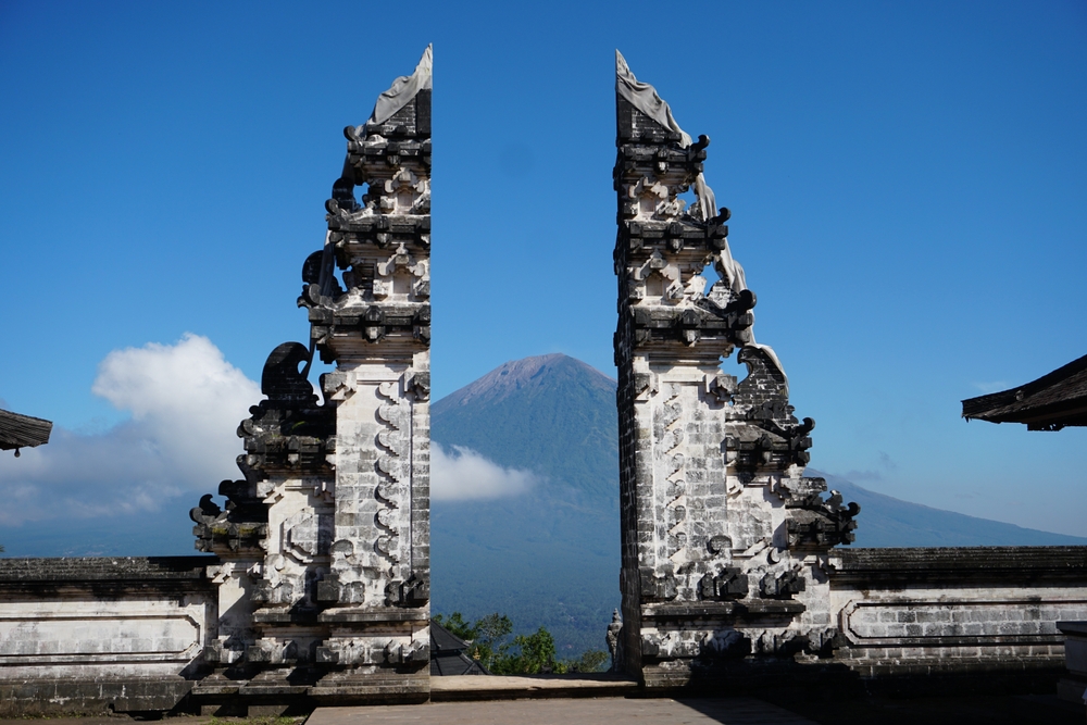 Portão do templo Pura Lempuyang com o Monte Agung ao fundo