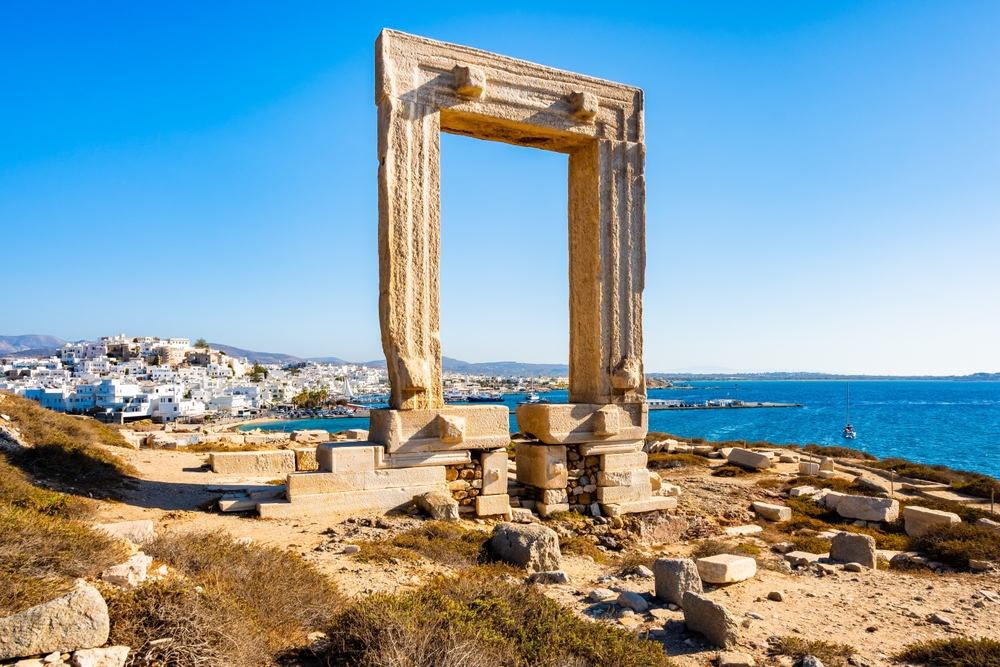 Portara, o portal do Templo de Apolo, com vista para o porto e a cidade de Naxos