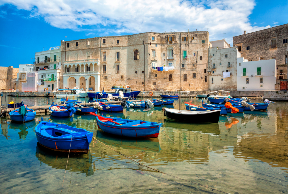 O porto antigo de Monopoli, na Puglia