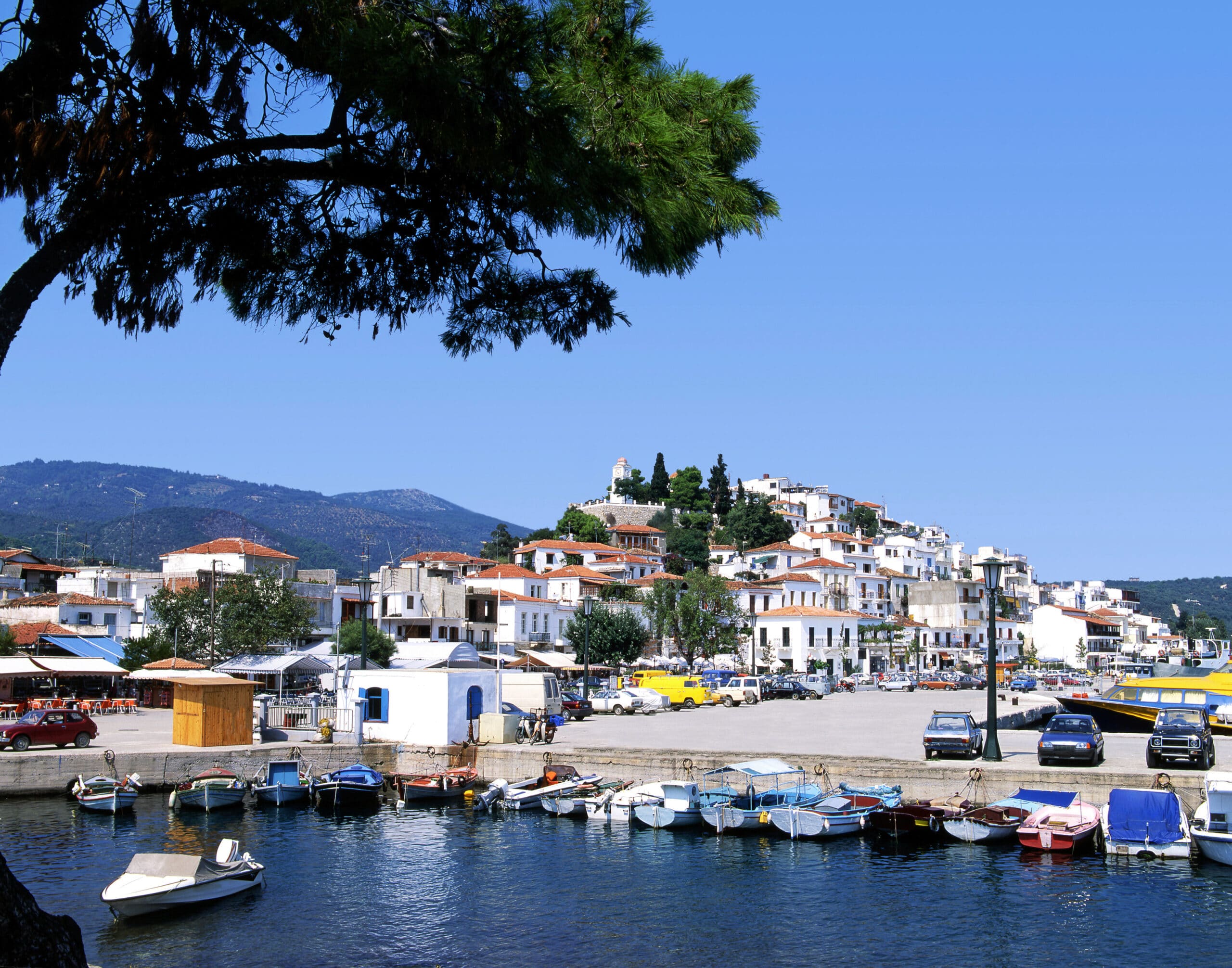 O porto da cidade de Skiathos