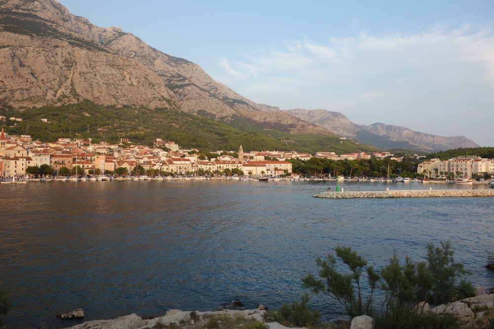 O porto de Makarska com o maciço de Biokovo ao fundo