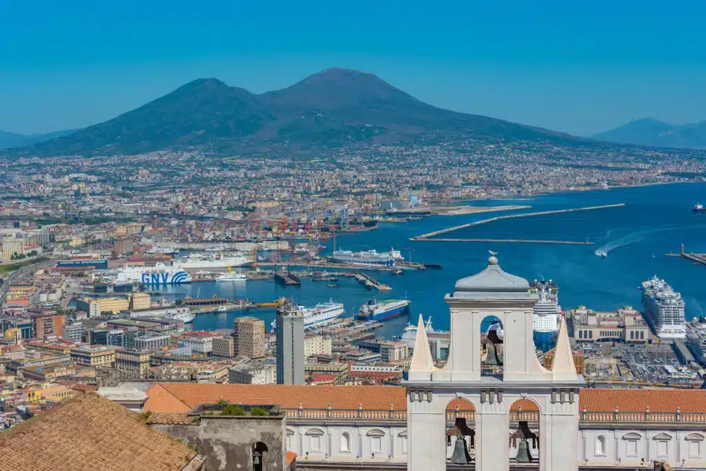 Porto de Nápoles, uma boa região com clima moderno