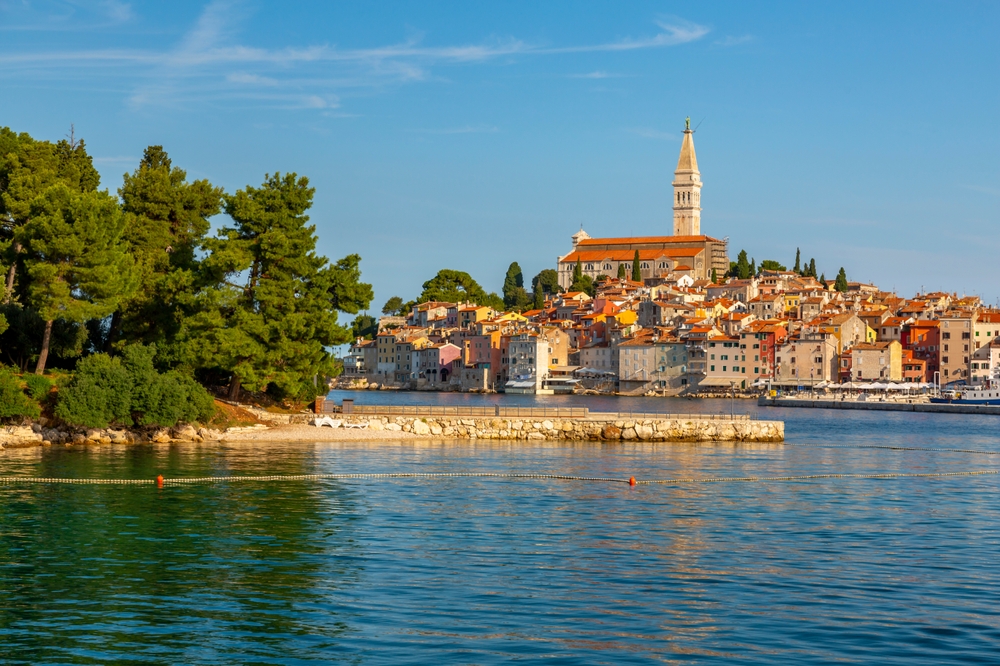 O porto e a Cidade Velha de Rovinj com a Igreja de Santa Eufêmia no alto