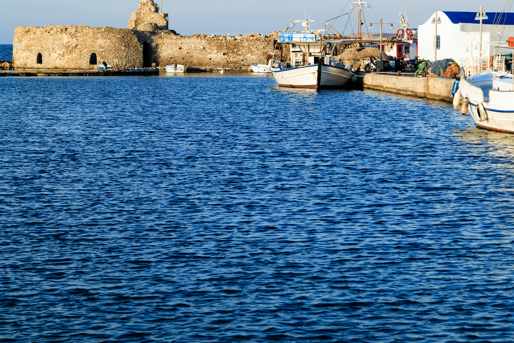 Porto pesqueiro de Naoussa e a fortaleza veneziana em Paros