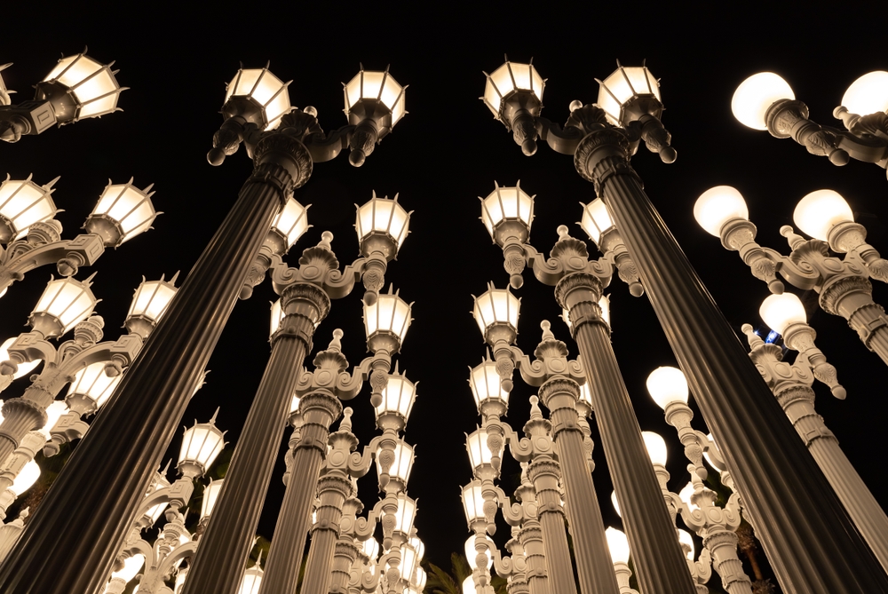 Os postes de luz de Urban Light no LACMA à noite
