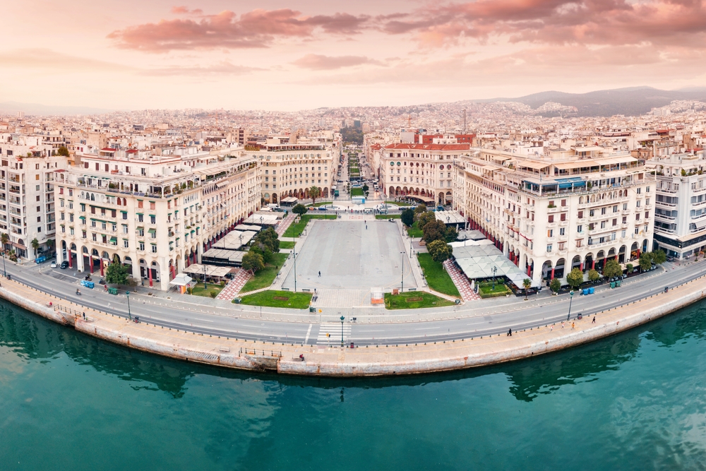 Foto aérea da Praça Aristotelous em Tessalônica, a grande praça da cidade que desce até o mar