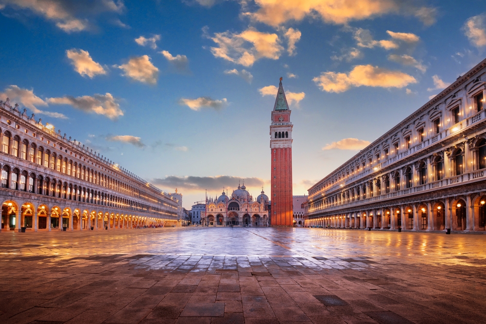 Praça de São Marcos em Veneza com a Basílica de São Marcos e o campanário ao entardecer