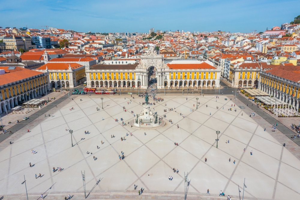 Praça do Comércio às margens do Tejo, em Lisboa