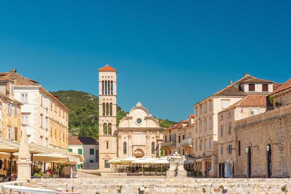 A praça Pjaca com a Catedral de Santo Estêvão no centro histórico da cidade de Hvar