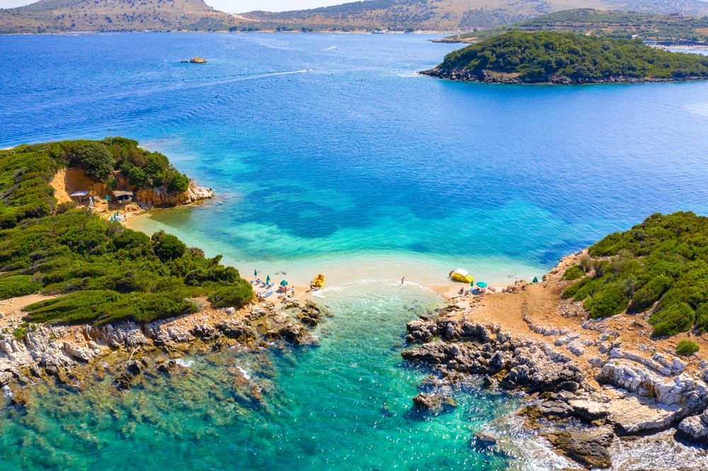 Praia Bora Bora em Ksamil com as pequenas ilhas no mar