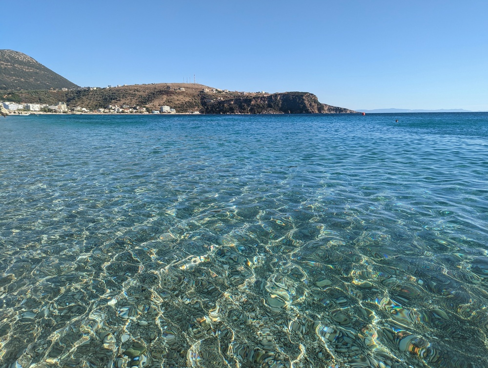 A praia da cidade de Himarë na Riviera Albanesa