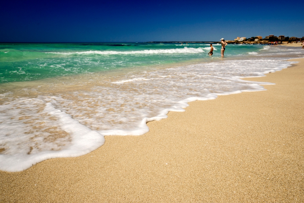 A praia de areia de Es Trenc na costa sul de Maiorca