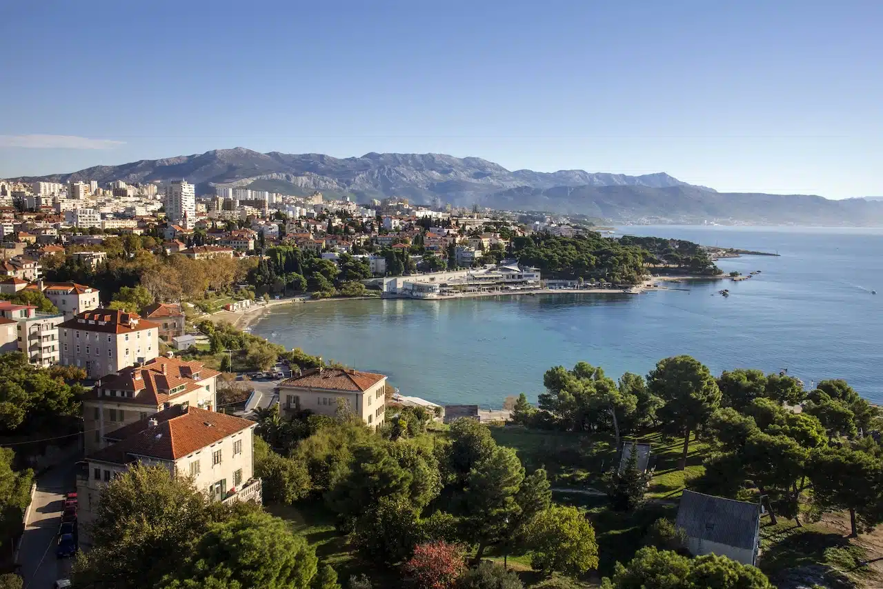 Praia de Bačvice em Split, melhor lugar para ficar para curtir balada e praia