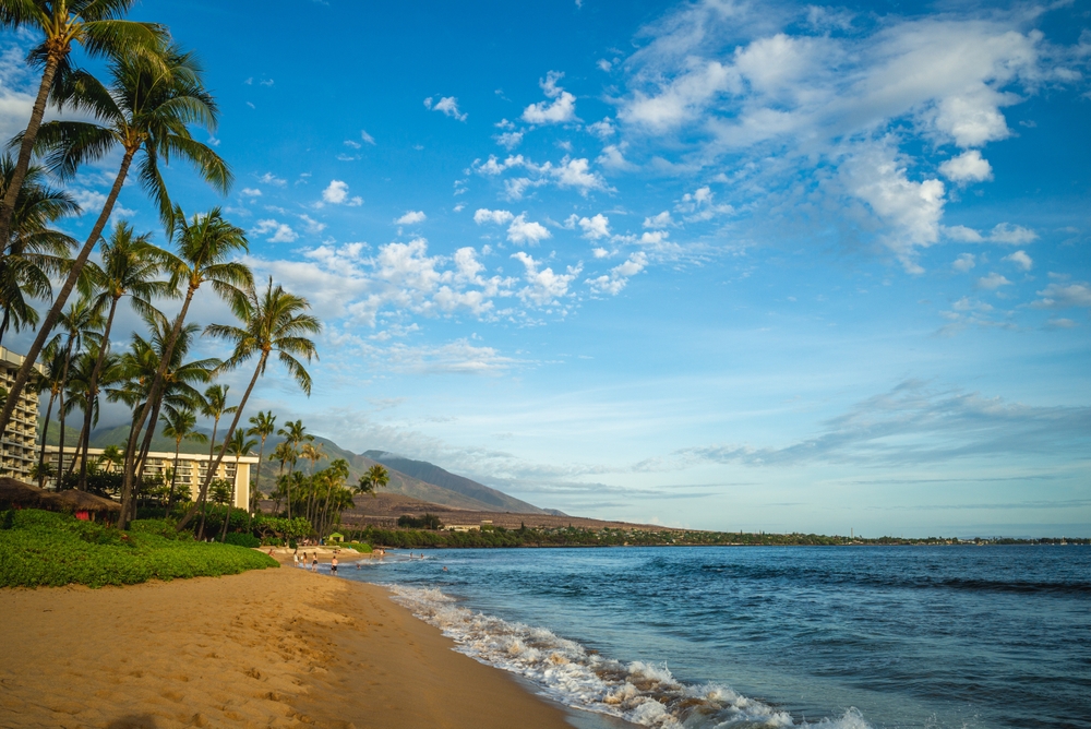 Praia de Ka'anapali em Maui com areia branca e água azul-turquesa