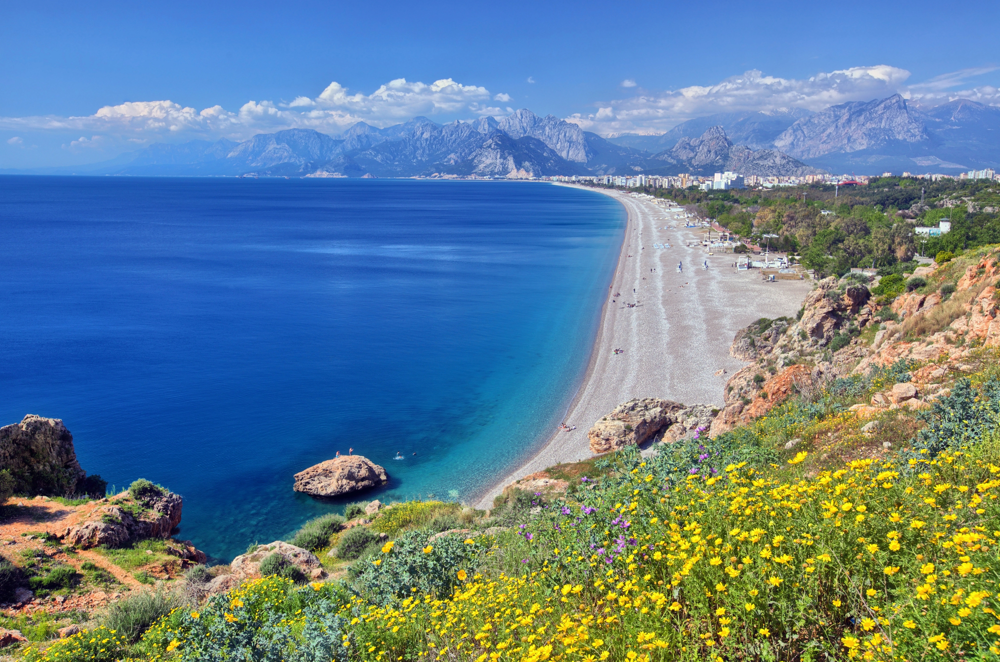 Praia de Konyaaltı em Antalya, no Mediterrâneo