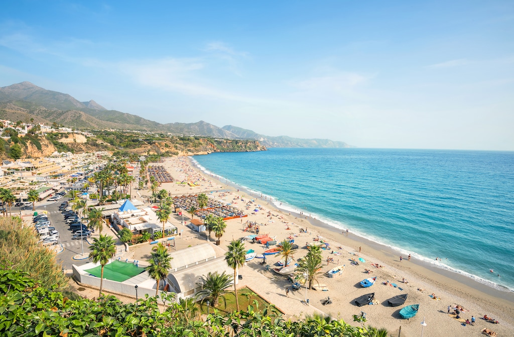 A praia de Nerja, na Costa del Sol