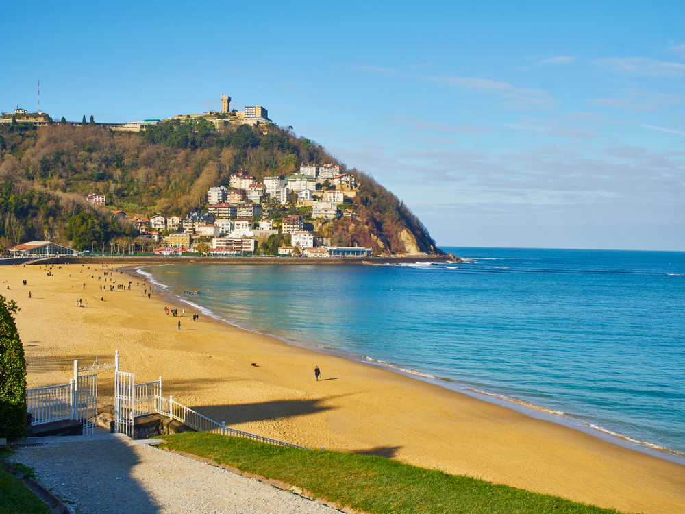 Praia de Ondarreta com o Monte Igueldo ao fundo, vista dos jardins do Palácio de Miramar