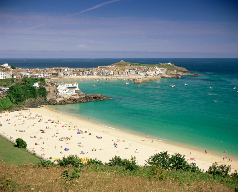 Praia de Porthminster e o porto de St Ives, na Cornualha
