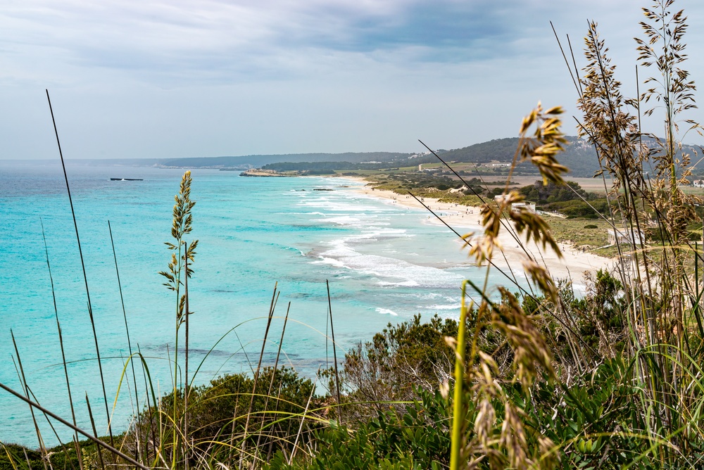 Praia de Son Bou, em Menorca, com água azul-turquesa