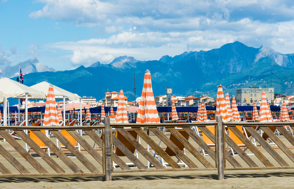 A praia de Viareggio com os Alpes Apuanos ao fundo