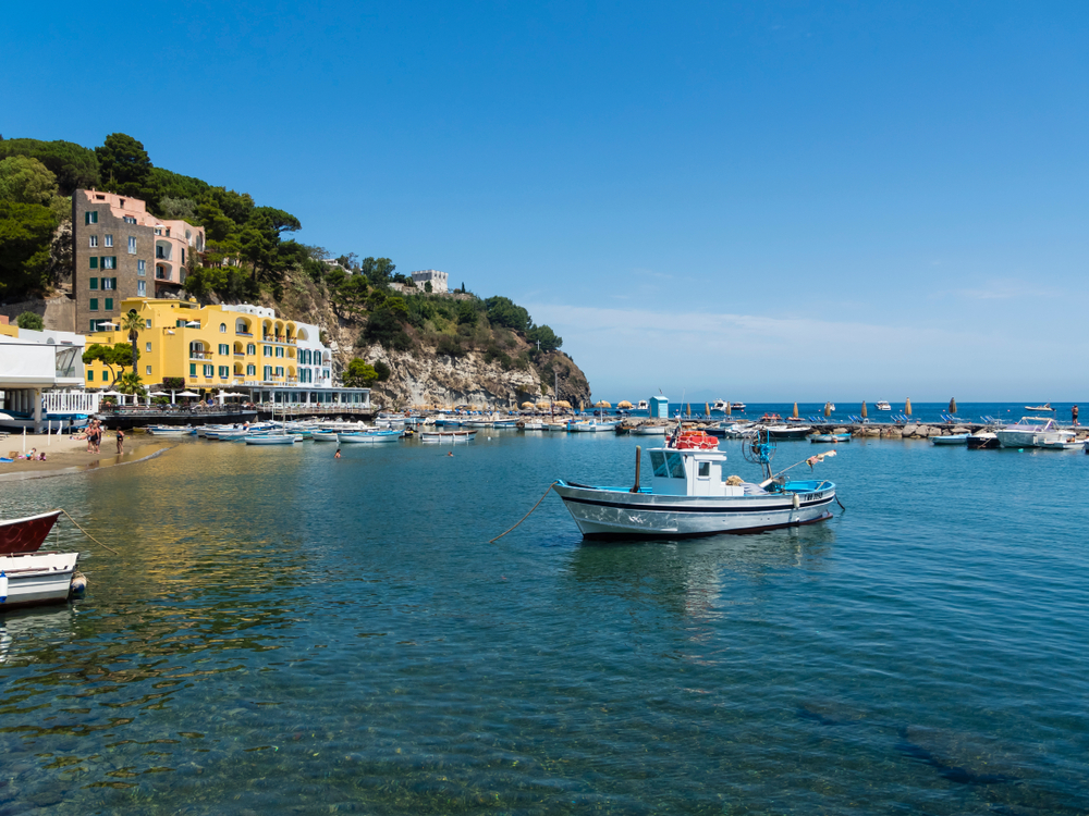 A praia e o porto junto ao Corso Angelo Rizzoli, em Lacco Ameno