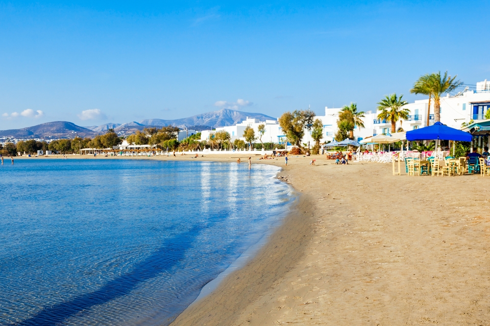 Praia urbana de Agios Georgios, em Naxos
