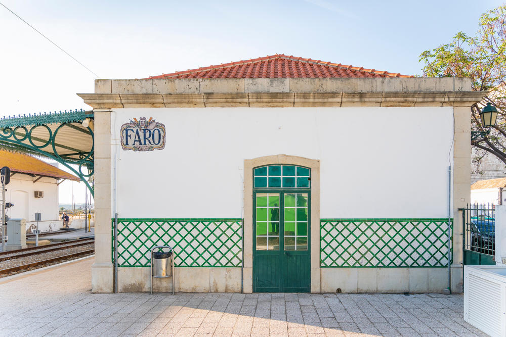 O prédio branco da estação de trem de Faro, no Algarve