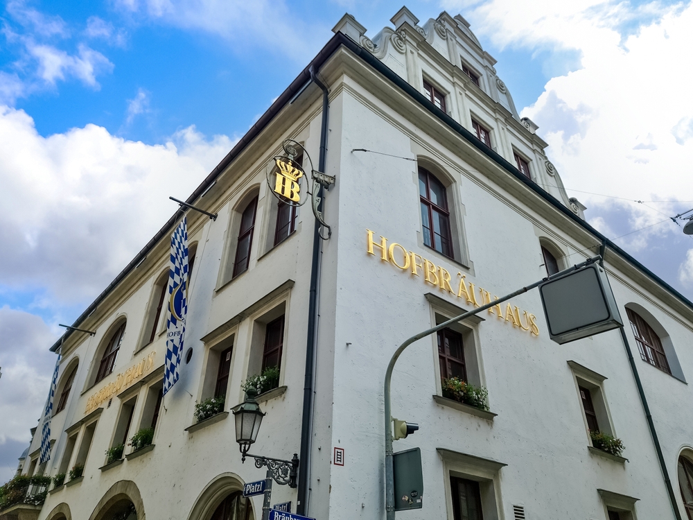 O prédio da cervejaria Hofbräuhaus am Platzl no centro de Munique