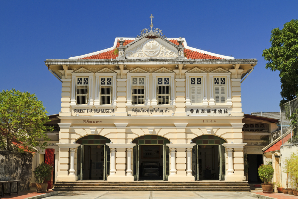 O prédio sino-português do Phuket Thaihua Museum na Krabi Road