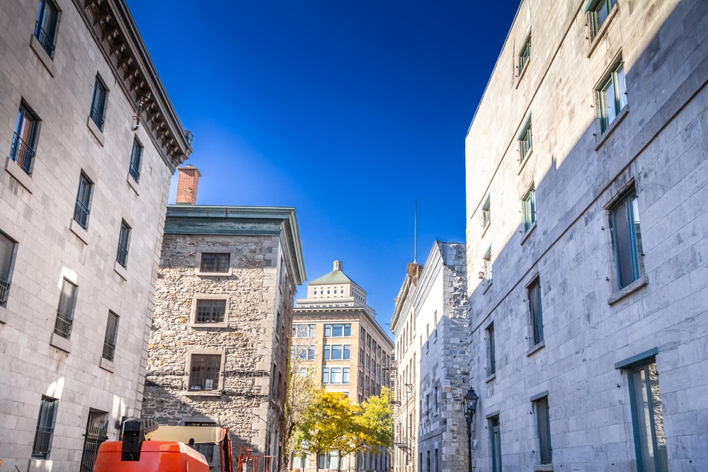 Prédios de pedra e rua de paralelepípedo no Velho Montreal