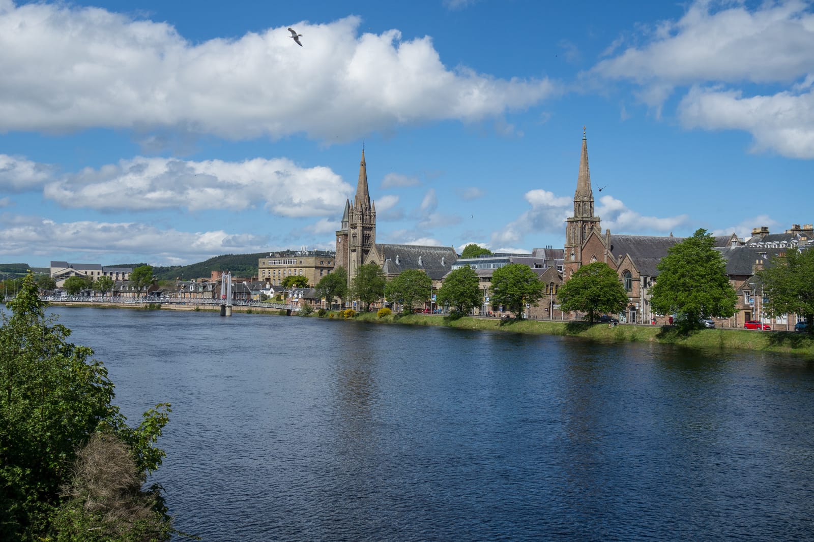 Prédios e uma igreja à beira do Rio Ness em Inverness