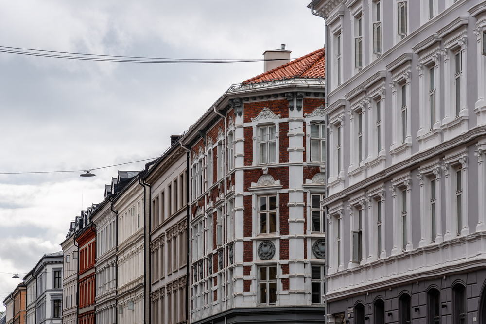 Prédios residenciais típicos em uma rua de Grünerløkka, em Oslo