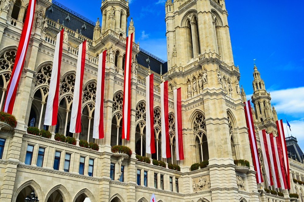 A Prefeitura de Viena com bandeiras da Áustria