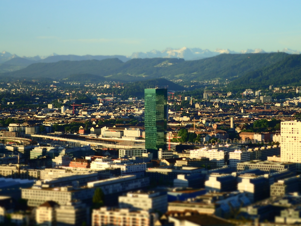 Prime Tower em Zurich West ao nascer do sol com os Alpes ao fundo