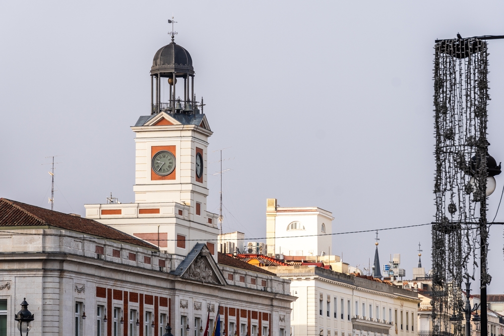 A Puerta del Sol, em Madri, com a torre do relógio da Casa de Correos