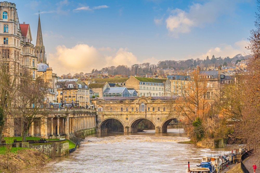 A Pulteney Bridge sobre o Rio Avon em Bath