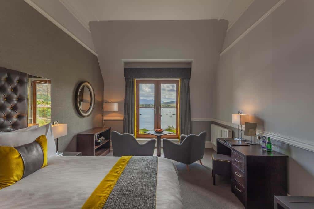 Quarto de casal com poltronas junto às janelas no Cuillin Hills Hotel, em Portree