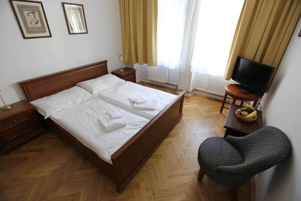 Quarto do Hotel King George em Praga, hospedagem barata na Cidade Velha de Praga