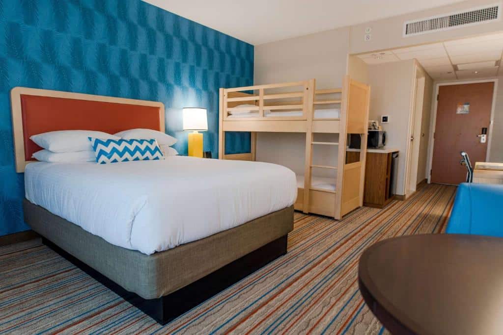 Quarto família do Howard Johnson by Wyndham Anaheim Hotel & Water Playground