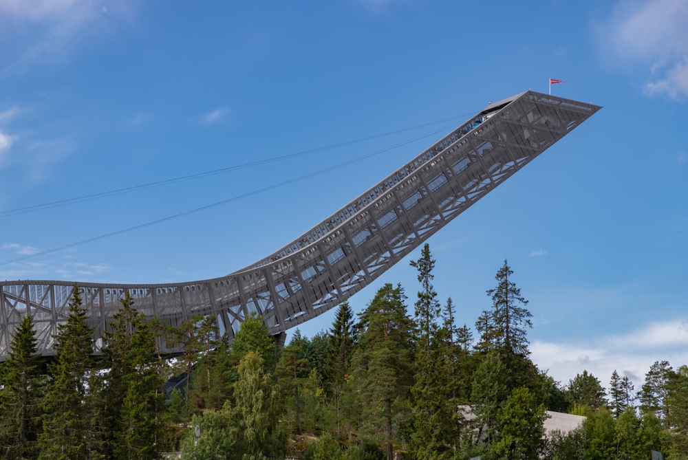 A rampa de salto de esqui Holmenkollbakken em Oslo