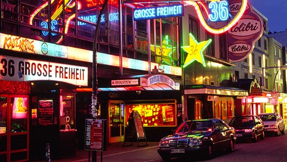 A Reeperbahn, no bairro de St. Pauli, em Hamburgo